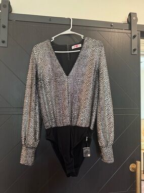 Buddy Love Metallic Silver Patterned V-Neck Bodysuit Size Small